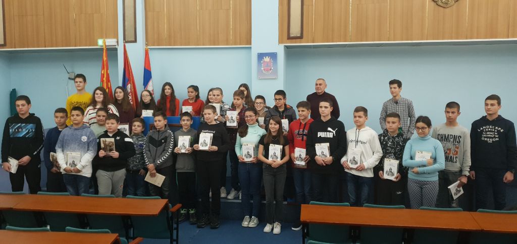 Подела књига ђацима основних школа који су постигли запажене резултате из историје