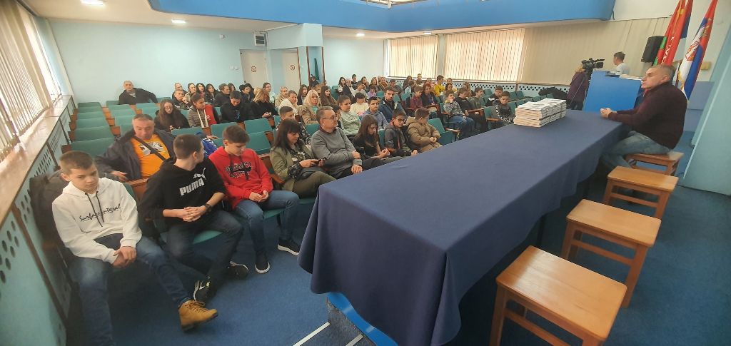 Подела књига ђацима основних школа који су постигли запажене резултате из историје